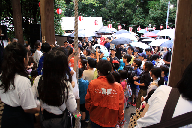 アルバム|平尾八幡宮奉納秋祭り|ひらぐらフェスティバル|平尾商工連合会 福引抽選会|盛り上がる会場|平尾八幡宮奉納秋祭り|ひらぐらフェスティバル
